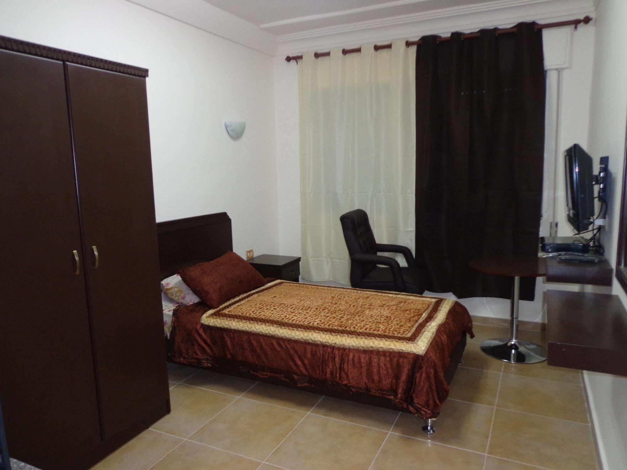 Al Fawanes Hotel Apartments Amman Ngoại thất bức ảnh